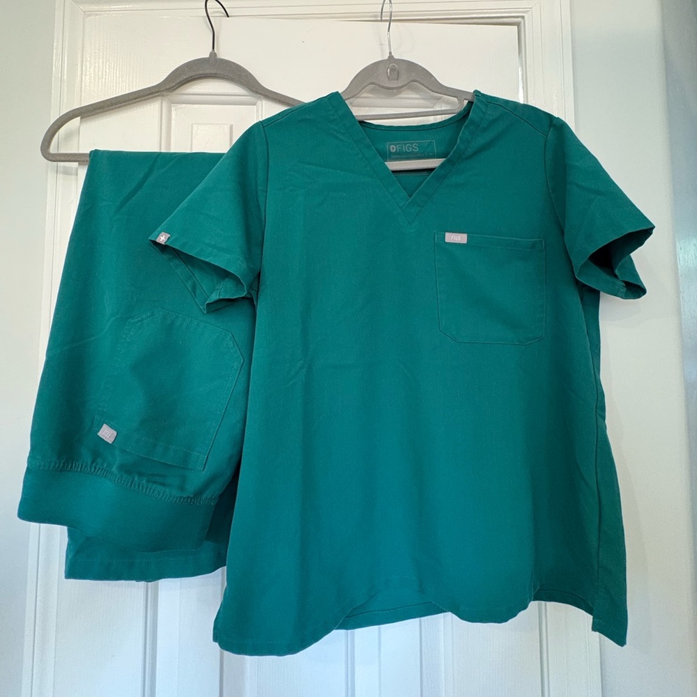 Figs Hunter Green scrub set
